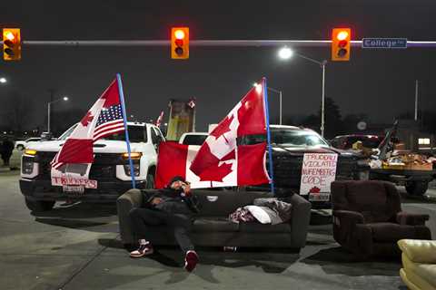 Windsor mayor and police chief say they can’t clear the border blockade