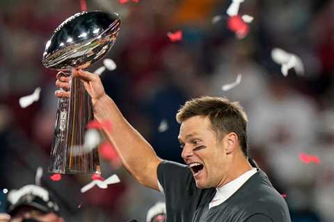 Tom Brady Says He Will Return to N.F.L., Buccaneers