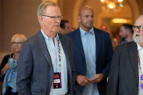 Brian Flores’s Lawsuit Looms Over N.F.L. Owners Meetings