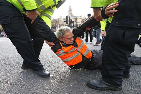 Protestors who interfere with roads & railways face year in prison under new laws