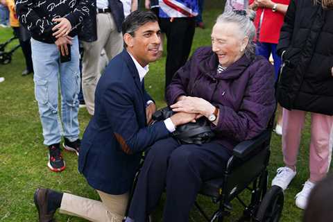 Pensioner jokingly guards her purse from Chancellor Rishi Sunak