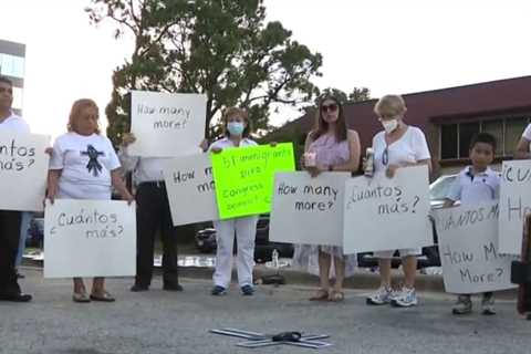 Candlelight vigil held in Houston for migrants found in San Antonio tractor-trailer