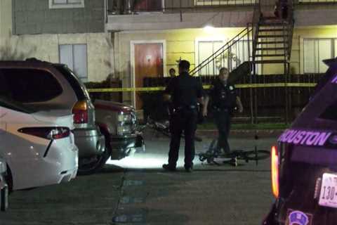 3 juveniles shot while sitting on curb at southeast Houston apartment complex, police say