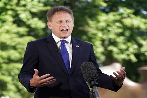 Grant Shapps to hold weekly MEETINGS in limp plan to solve air travel crisis amid hundreds of..