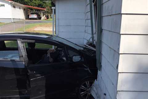 Car crashes into house in Cleveland – WDEF News 12