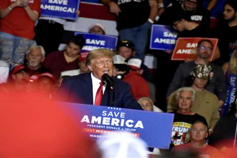 ‘Lock her up!’ chants, warnings against early voting mark Trump rally in Macomb Co. ⋆