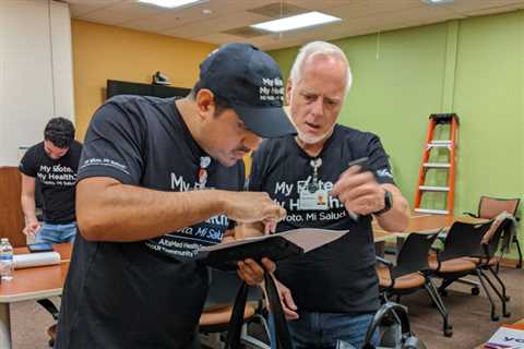 Voluntarios electorales quieren que los latinos sepan que votar es bueno para su salud