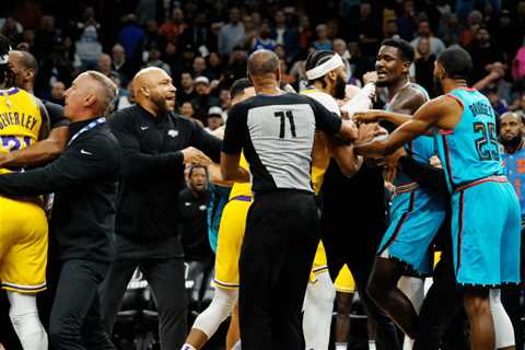 Los Angeles Lakers Patrick Beverley Defend Shove on Phoenix Suns’ Deandre Ayton