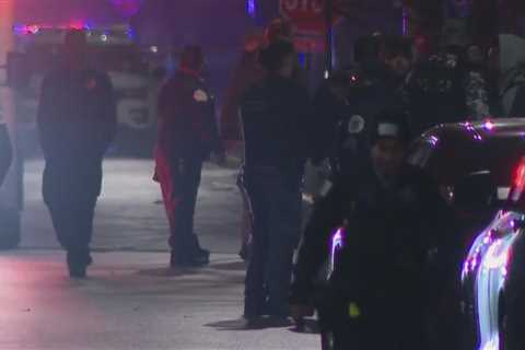 Chicago Police officer stabbed in Roseland, suspect shot in wounded