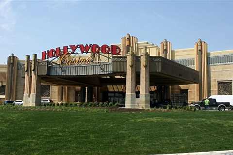 UAW workers reach tentative deal with Hollywood Casino, avoids strike