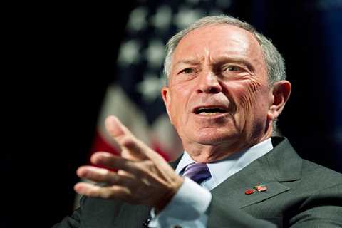 Michael Bloomberg reportedly wants to buy either Rupert Murdoch's WSJ or Jeff Bezos' Washington Post