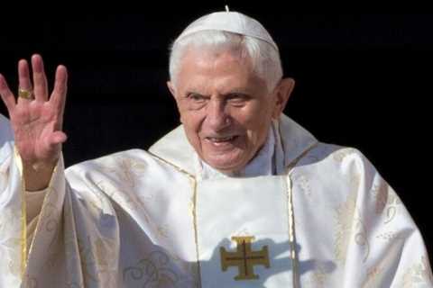 Pope Francis asks for prayers for ‘very ill’ Pope Benedict