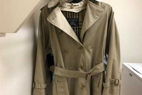 Womens Burberry Trenchcoat/Raincoat – The Woodlands Texas Clothes & Accessories For Sale