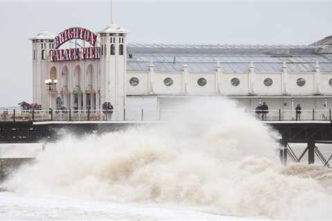 UK weather – Brits hit by flood warnings as showers from US ‘bomb cyclone’ set to batter nation..