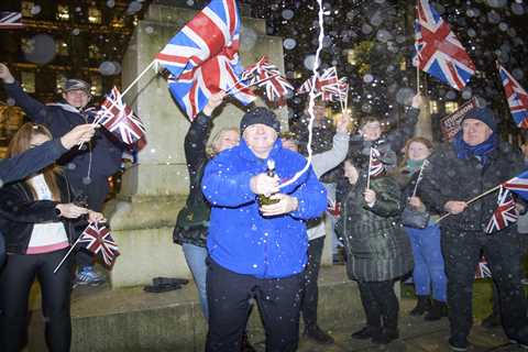 Unionists pop champagne & hold ‘massive conga’ in Glasgow after Nicola Sturgeon quits