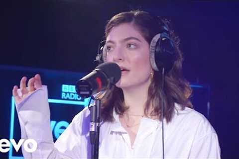 Lorde - In The Air Tonight (Phil Collins cover in the Live Lounge)