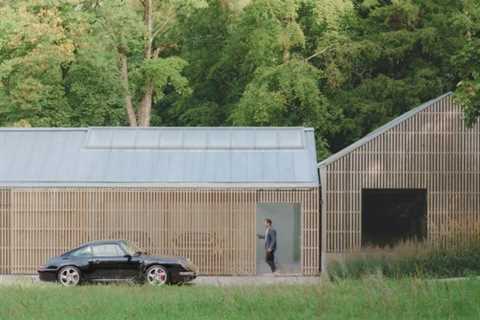 Bindloss Dawes creates timber automobile barn for traditional Porsche collector