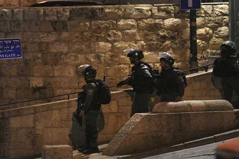 Israeli police clash with worshippers at Jerusalem holy site