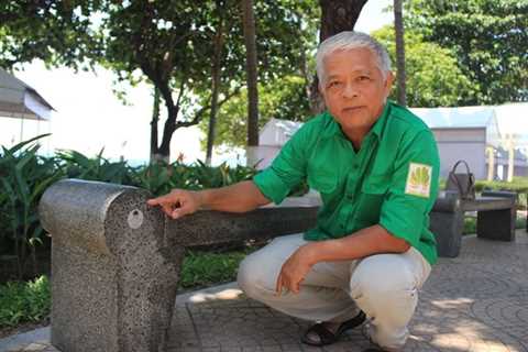 Ecologist turns recycled plastic waste into stone benches