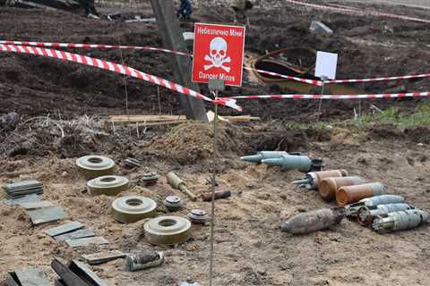 Photo captures Ukrainian troops using grunt robots to plant deadly anti-personnel mines