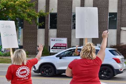 Autoworkers may wage a historic strike against the Detroit 3 ⋆