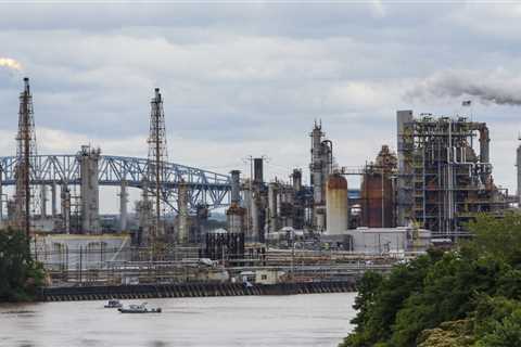 Report faults EPA for not enforcing limits on toxic benzene emissions at oil refineries ⋆