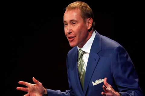 'Bond King' Jeffrey Gundlach says buy long-dated Treasurys, with prices set to rebound going into a ..