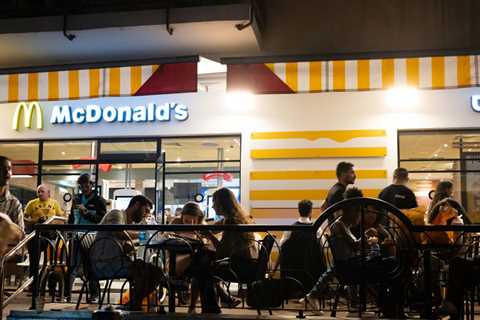 Pro-Palestine activist dumps mice inside UK McDonald’s (VIDEO) — RT World News