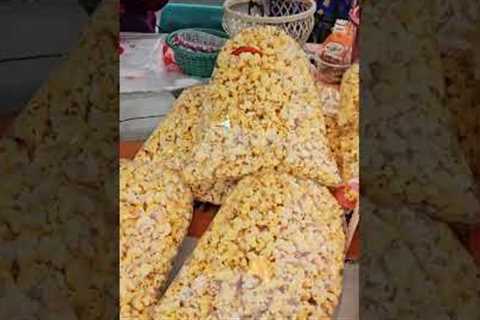 Street vendor making popcorn the old fashioned way