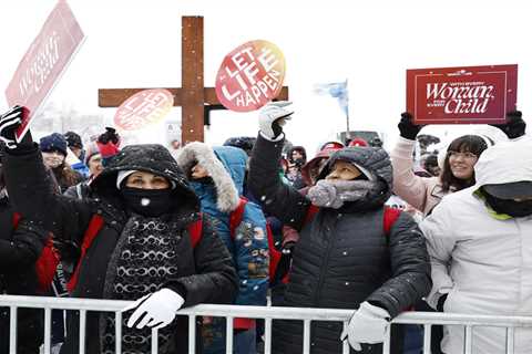 U.S. House Speaker Mike Johnson rallies with anti-abortion advocates at March for Life ⋆