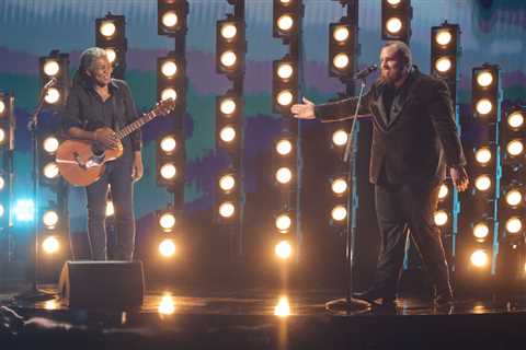 Tracy Chapman Receives Grammys Standing Ovation for Fast Car