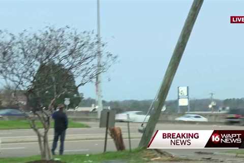 18-Wheeler crashes into power pole knocking out power near Northside Drive