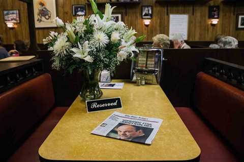 Iconic booth from ‘The Sopranos’ final scene up for auction – NBC Bay Area