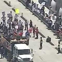 Anti-ICE Rioters Shut Down Bridge in Downtown Los Angeles (VIDEO)