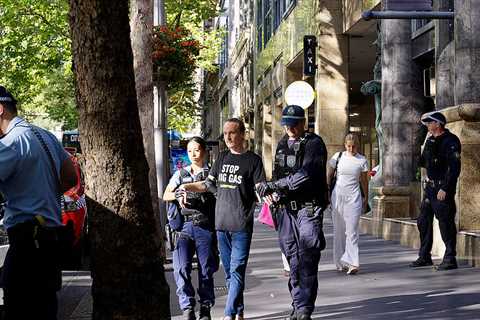 BREAKING: Greenpeace activists arrested after standing up to Big Gas in Sydney